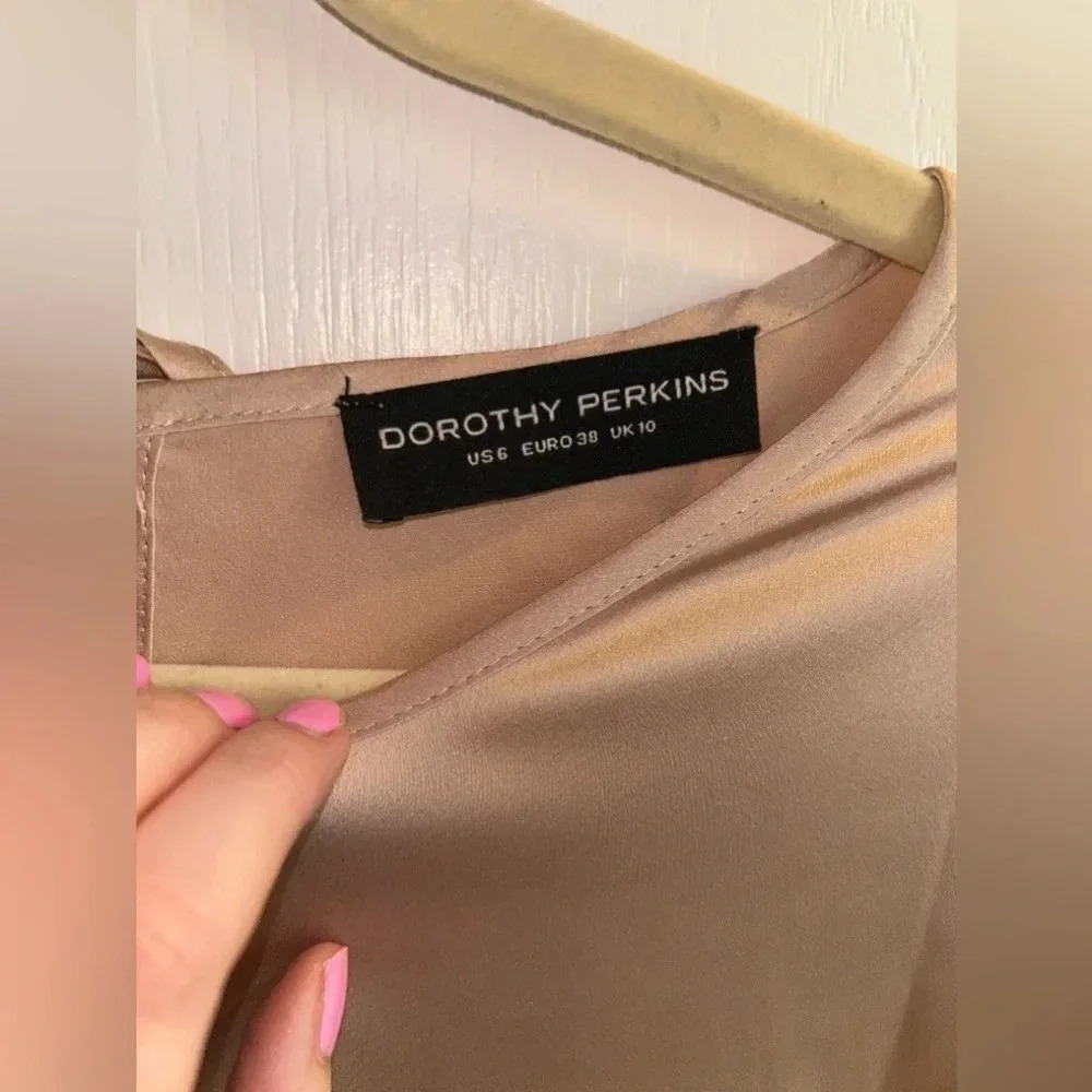 Dorothy Perkins Silky Top with Lace. Size 6 - Picture 2 of 4